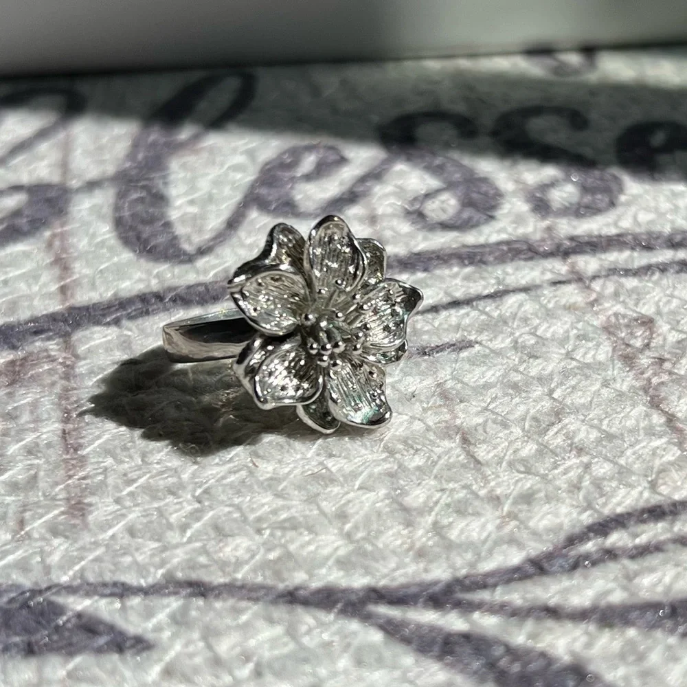 Flower ring - Size 8 - Picture 1 of 4